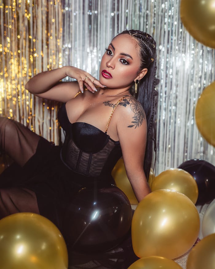 elegant-woman-in-black-dress-with-balloons-in-lima-32285824 Fashionable portrait of woman in black dress surrounded by balloons in a festive setting in Lima, Perú.